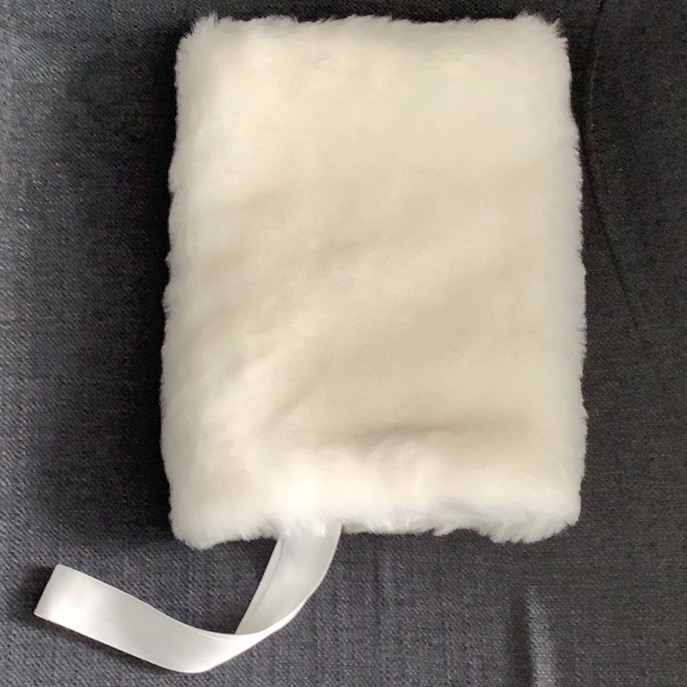 Classic Faux Fur Muff||Hand Warmer - Picture 5 of 6